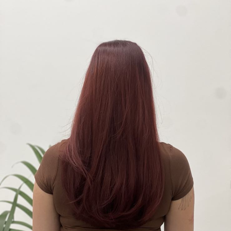 Burgundy red hair, seen from behind