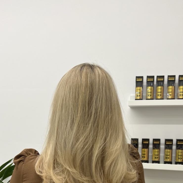 Blonde hair with volume after a blow-dry