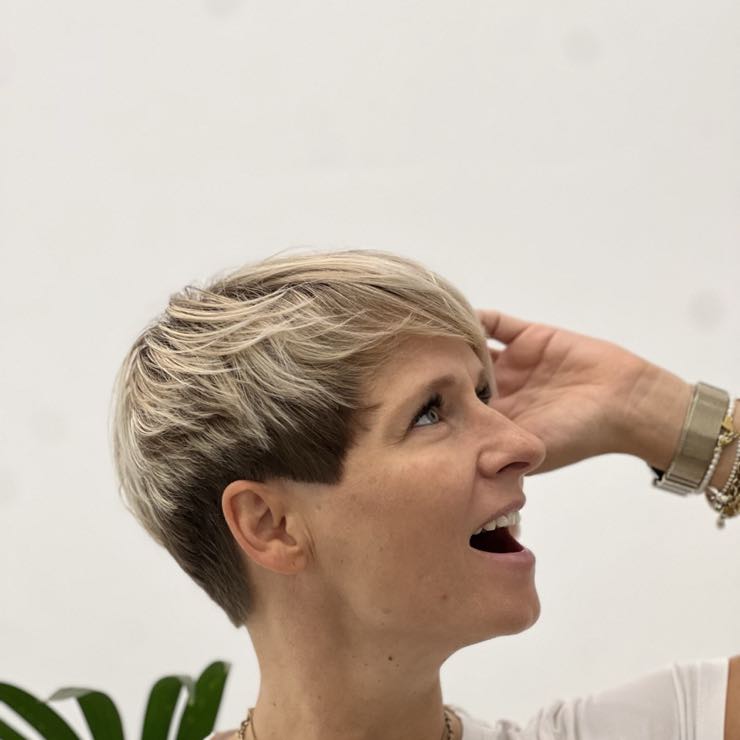 A short pixie cut in light blonde
