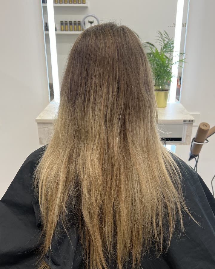 The same hair before colouring – dark roots and dry ends